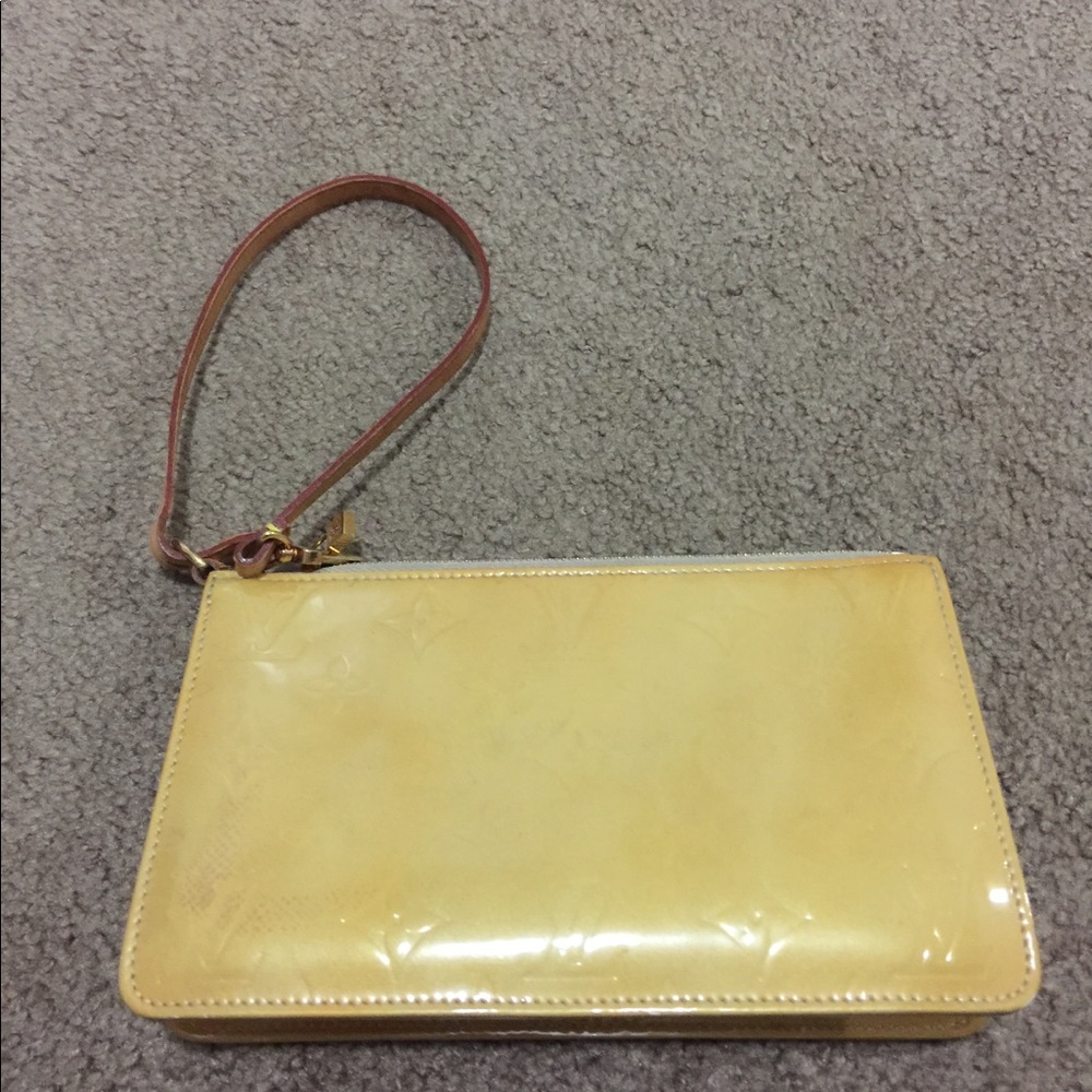 LV pochette